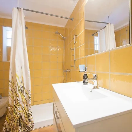 Villa Benavero Boutique Style Within Fenced Tropical Garden *