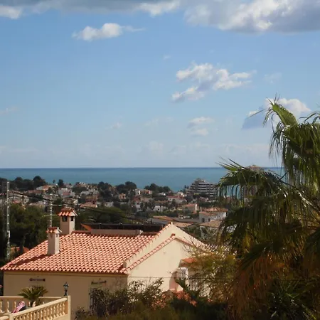 Villa Benavero Boutique Style Within Fenced Tropical Garden *