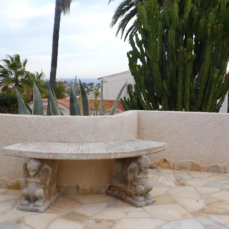 Villa Benavero Boutique Style Within Fenced Tropical Garden *